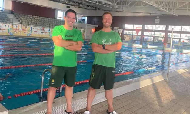 Pimpões com dois treinadores de grau III em natação