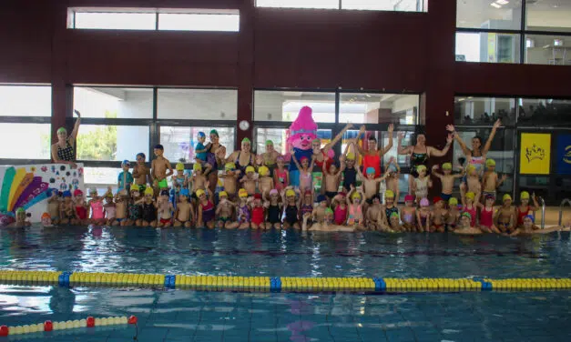 Pimpões recebeu cerca de 140 crianças no Festival Aquático de Natação